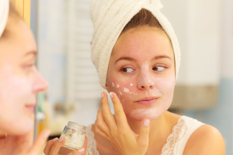 Remèdes de grand-mère naturels pour peau grasse : solutions simples et efficaces au quotidien